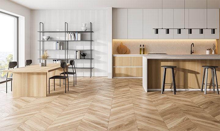moderner Wohnraum mit schönem Holzboden